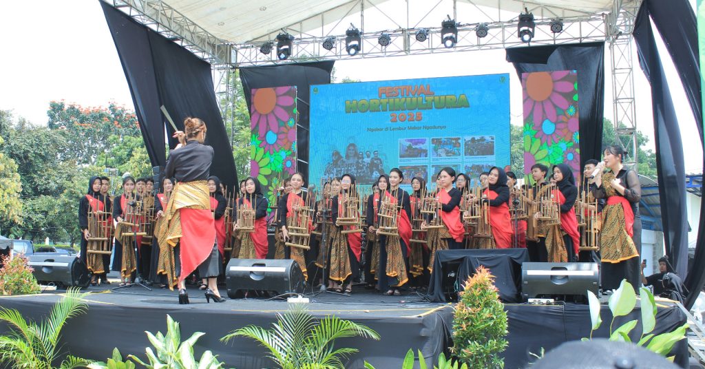 PRESTASI – Paduan Angklung SMA Pasundan 2 Bandung (PANDA) JUARA 1 Festival Angklung se-Jawa Barat