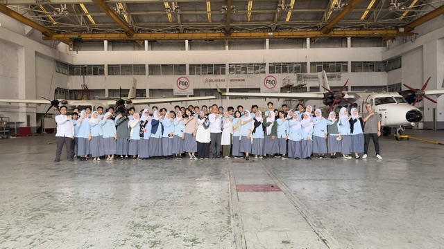 Kunjungan Industri dan Teknologi ke PT. Dirgantara Indonesia oleh siswa-siswi SMA Pasundan 2 Bandung Kunjungan Industri dan Teknologi ke PT. Dirgantara Indonesia oleh siswa-siswi SMA Pasundan 2 Bandung